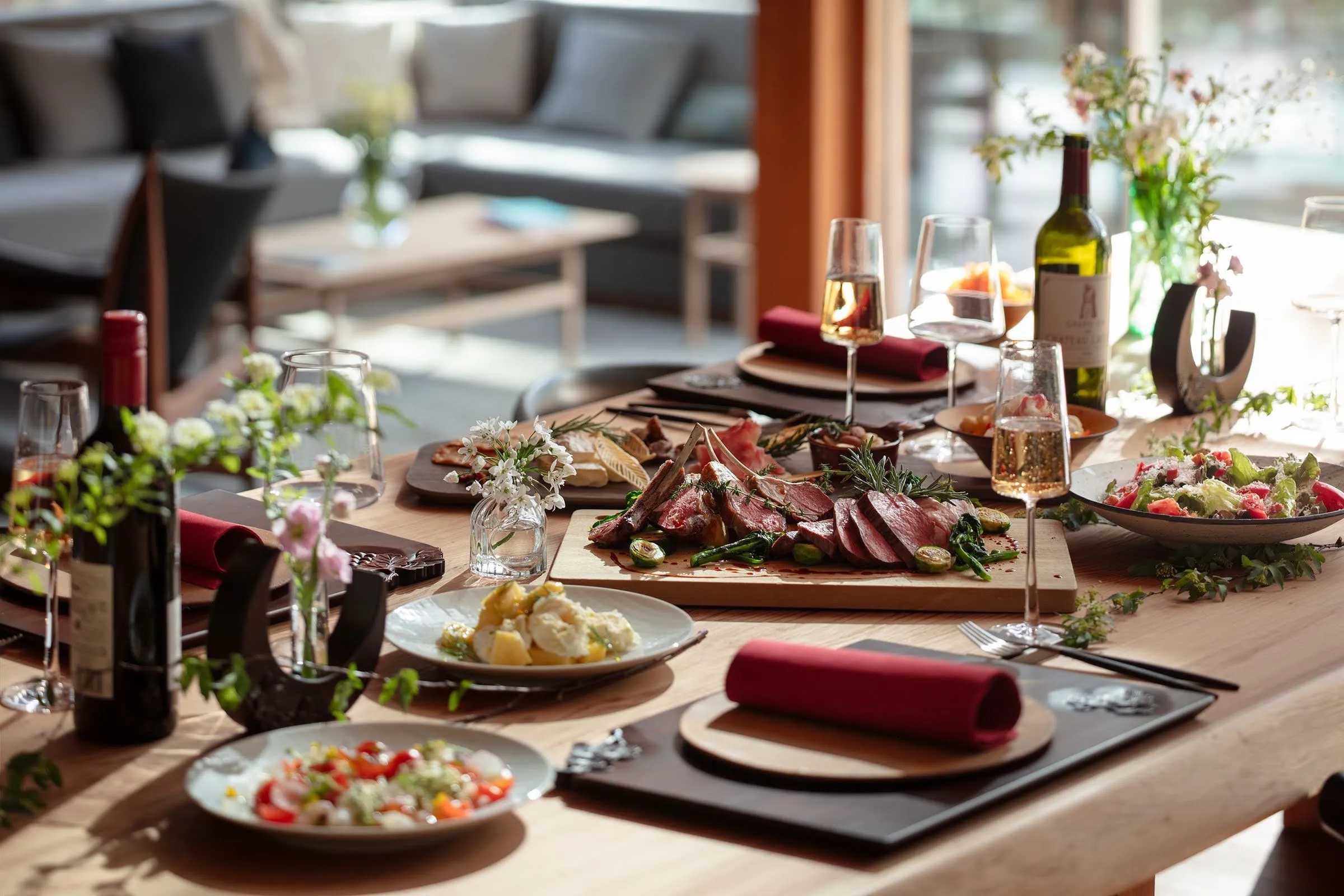 テーブルに料理が並べられている様子