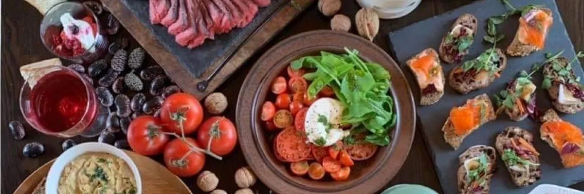 テーブルの上にデリバリーの料理が並んでいる様子