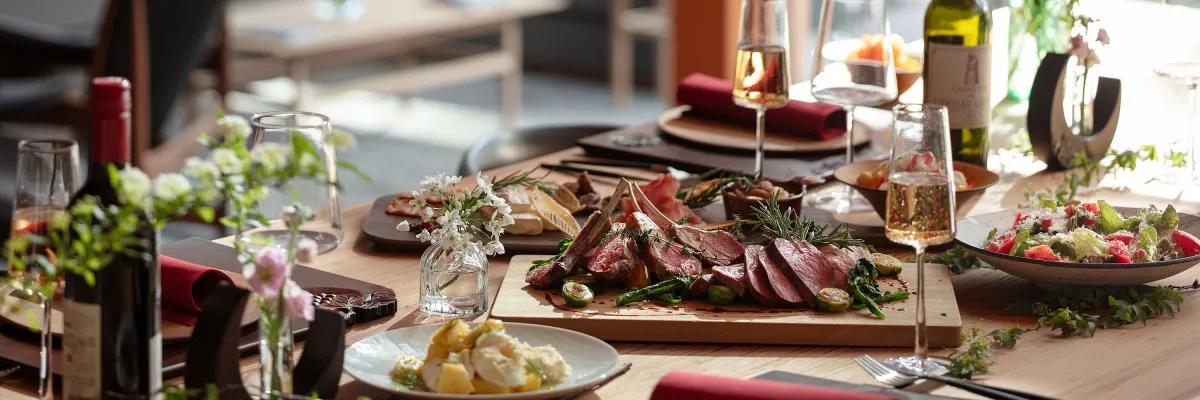 テーブルの上に料理が並んでいる様子