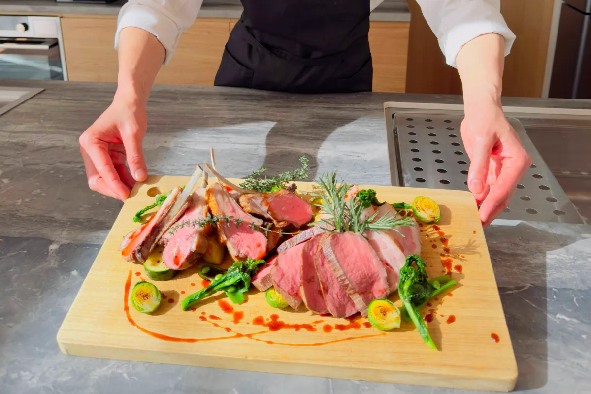 出張シェフが料理を提供している様子