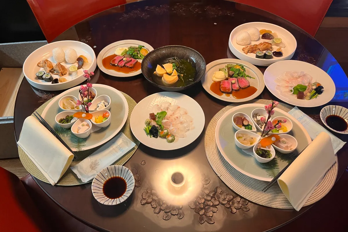 丸卓の上に料理が並んでいる様子