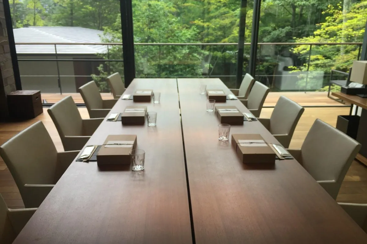 緑が眺められる別荘でお弁当が並んでいる様子