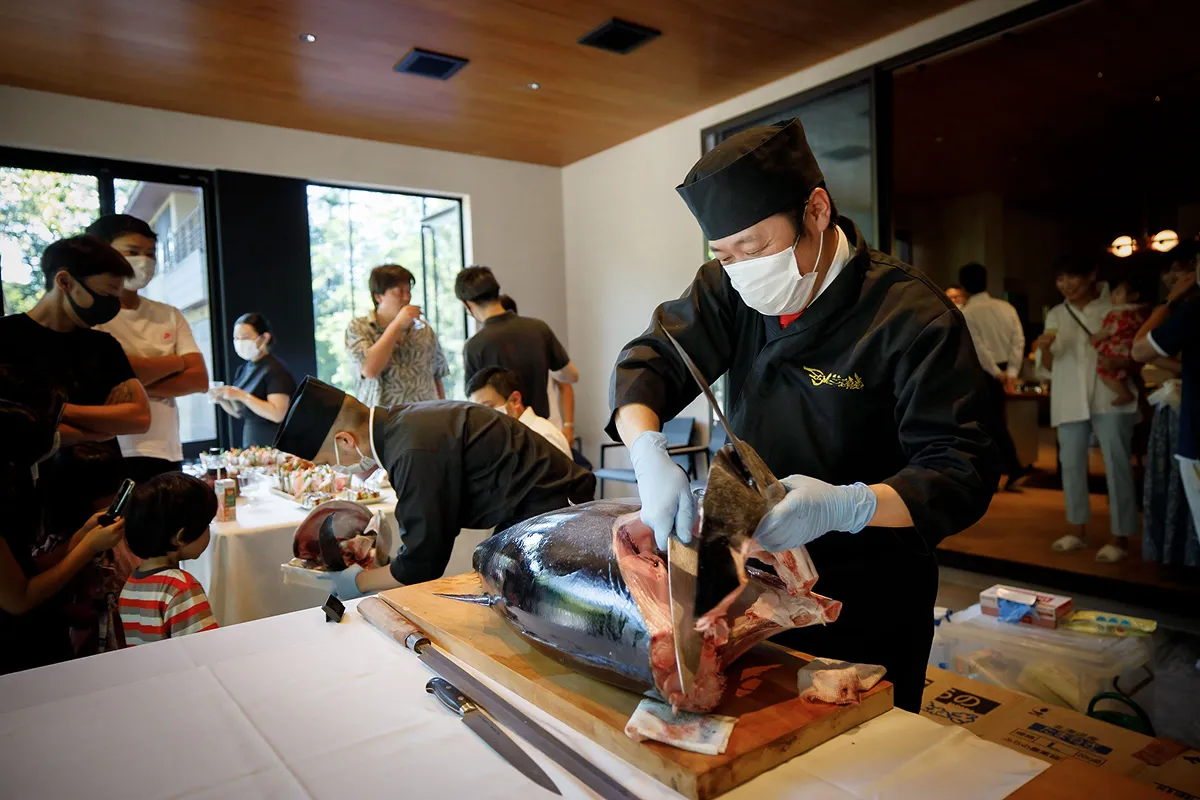 マグロの解体ショーの様子